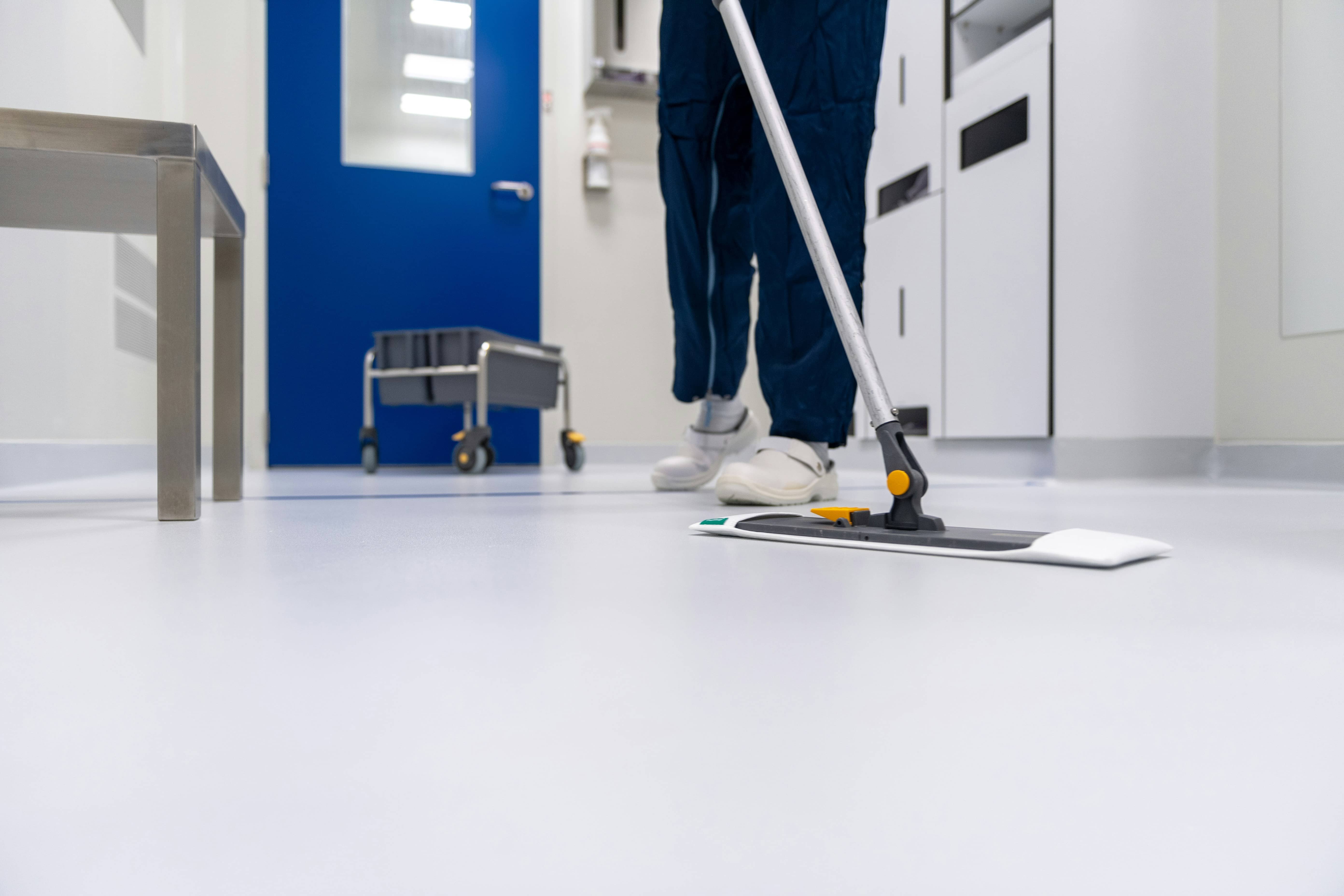 Professionelle Bodenreinigung mit Mopp in einem hellen Korridor